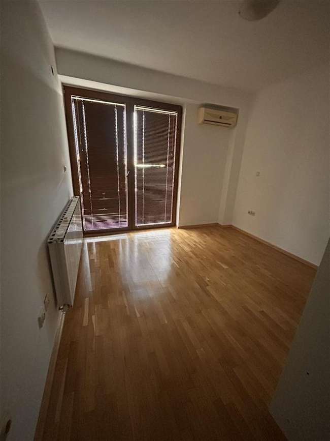 Се продава 4-собен стан во Центар, Клиника - 3
