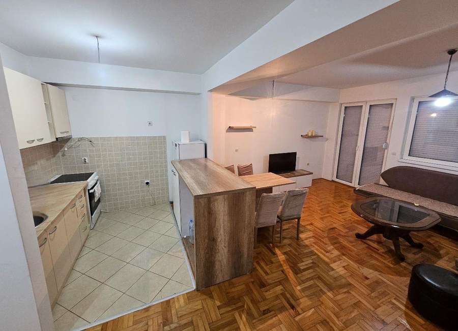 Apartament me tre dhoma për qëllime biznesi në Aerodrom - 1