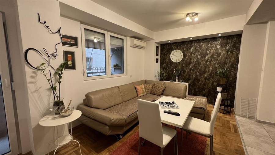 Apartament në Qendër - pranë Shkollës Pestaloci - 1