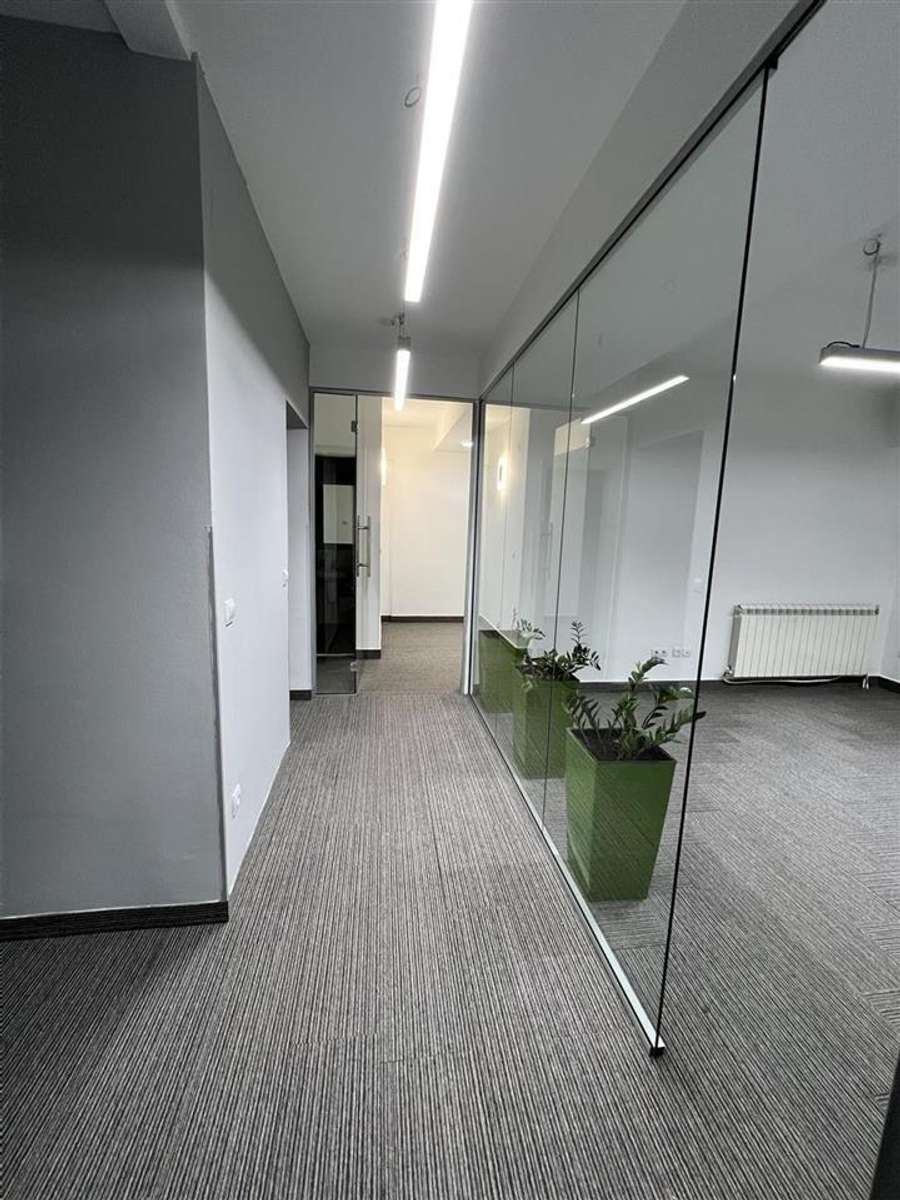 Hapësirë zyre e zbrazët për qira në Qendër - 1