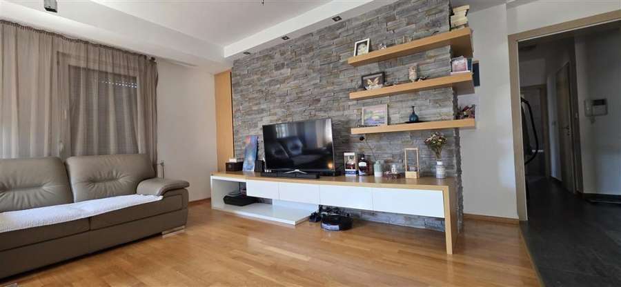 Apartament i gjysmë mobiluar në Vlae - 1