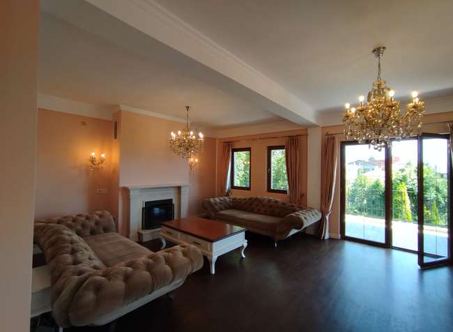 Куќа со двор и базен во Пржино image