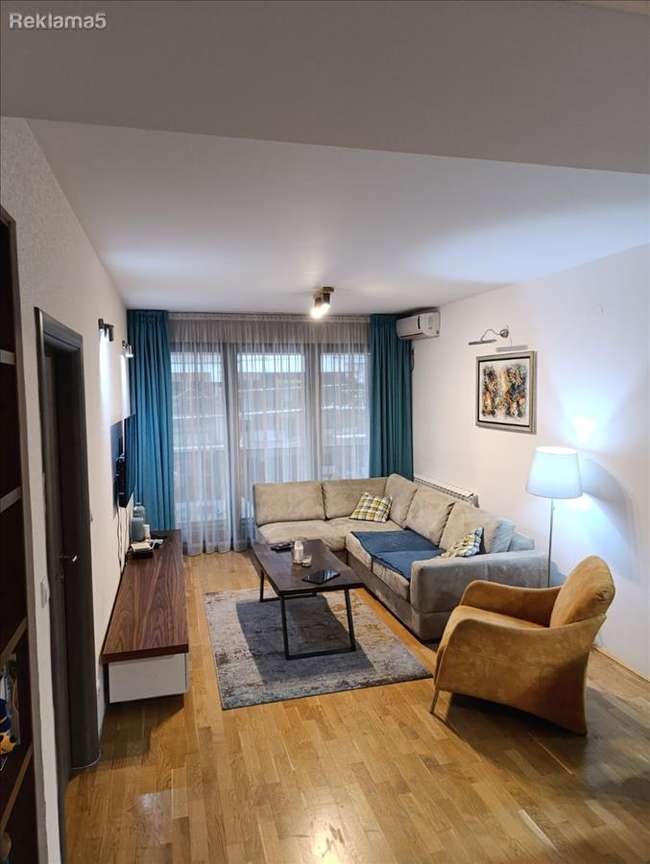 Apartament me qira në Qendër, pranë Sobornës - 3
