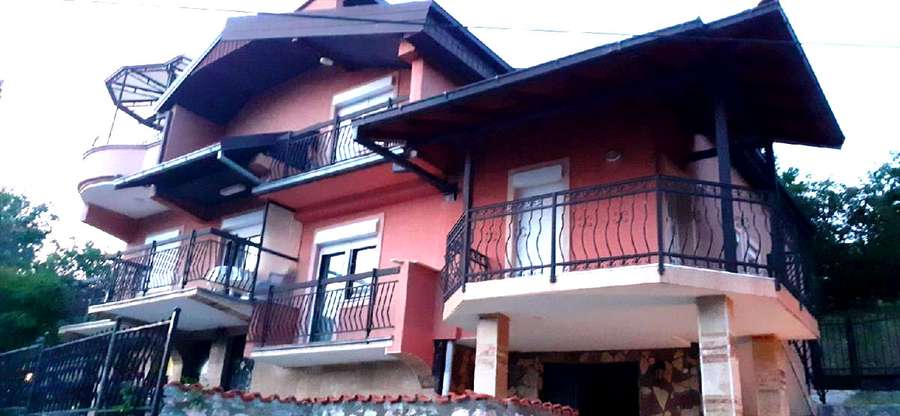 Excellent Villa in Istok Neighborhood with Lake View - 1