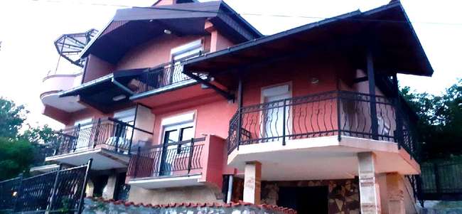 Одлична вила во нас. Исток со поглед на езеро image