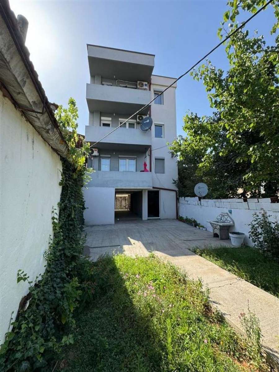 Shtëpi e gjerë me tre nivele në Çair - 1