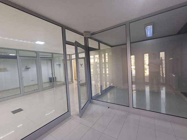 Hapësirë biznesi 140m2 pranë Sallës Universale - 2