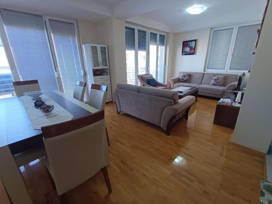 SE prodava ODLICEN stan 74m2 - CENTAR - 1