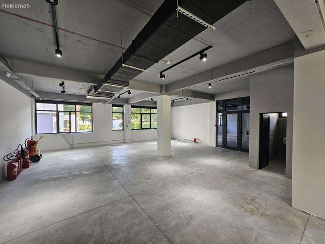 Деловен простор на одлична локација во Центар image