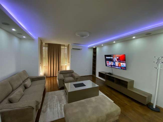 Jepet me qira apartament 3-dhoma në qendër, Muri i Qytetit - 2