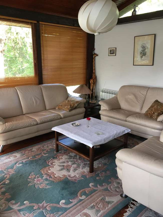 Куќа со двор на Водно image