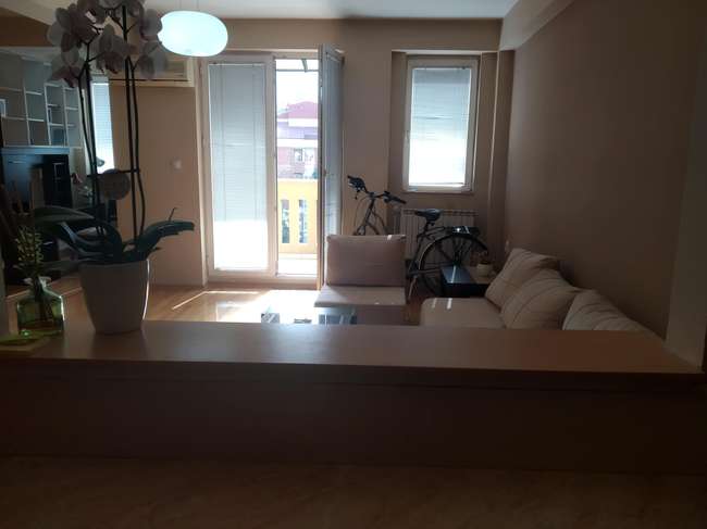 Qendër 60m2 apartament i mobiluar me parkim - 3