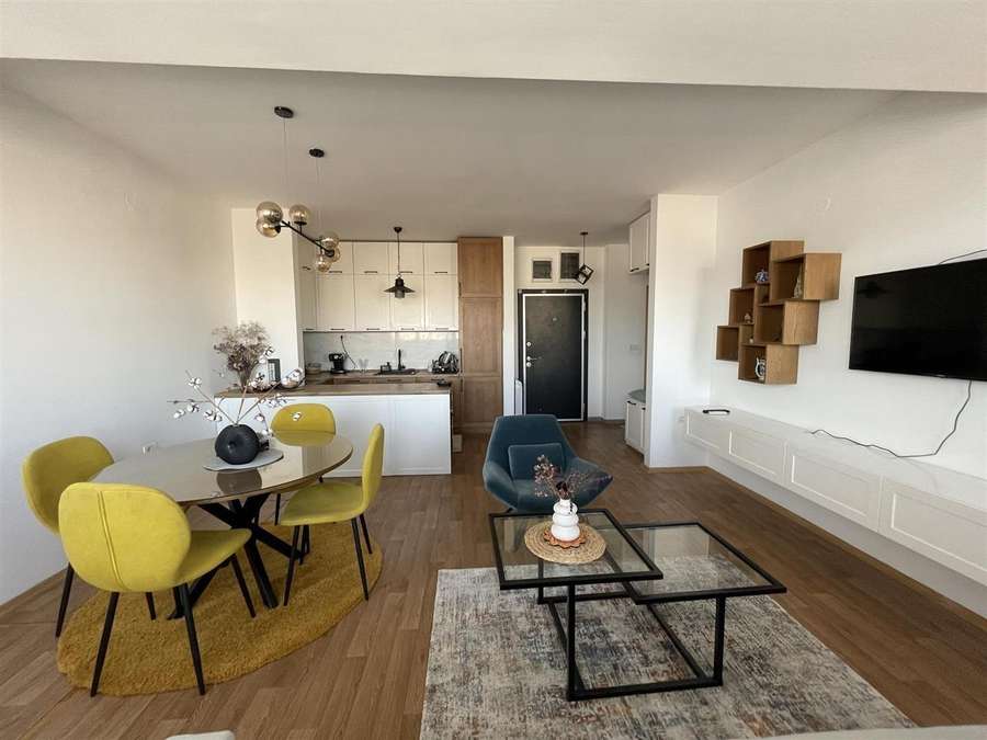 Apartament me tre dhoma gjumi për qira në Qendër përballë Stacionit të Trenit - 1