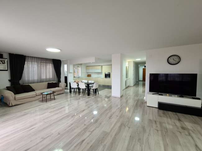 Деловен простор на Водно image