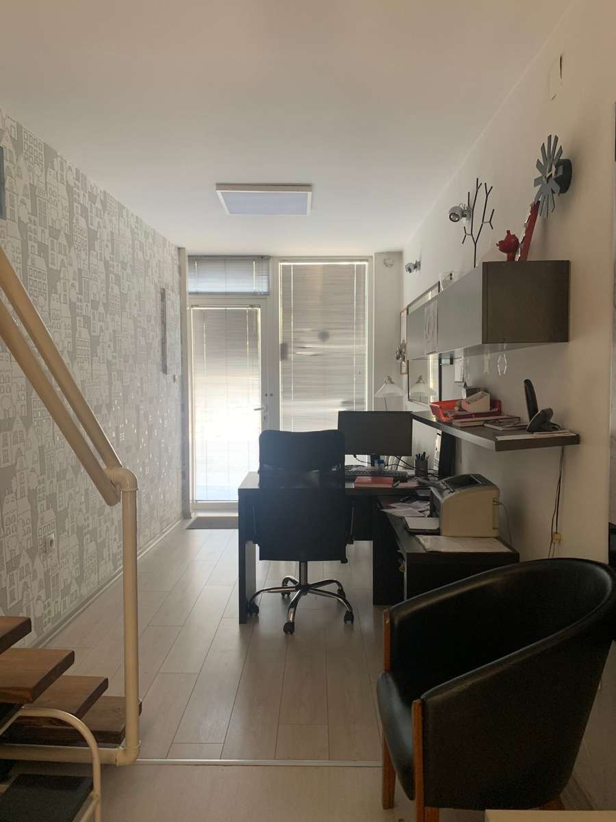 HAPËSIRË TREGTARE E PRAKTIKUAR NË QENDËR, DEBAR MAALO - 1