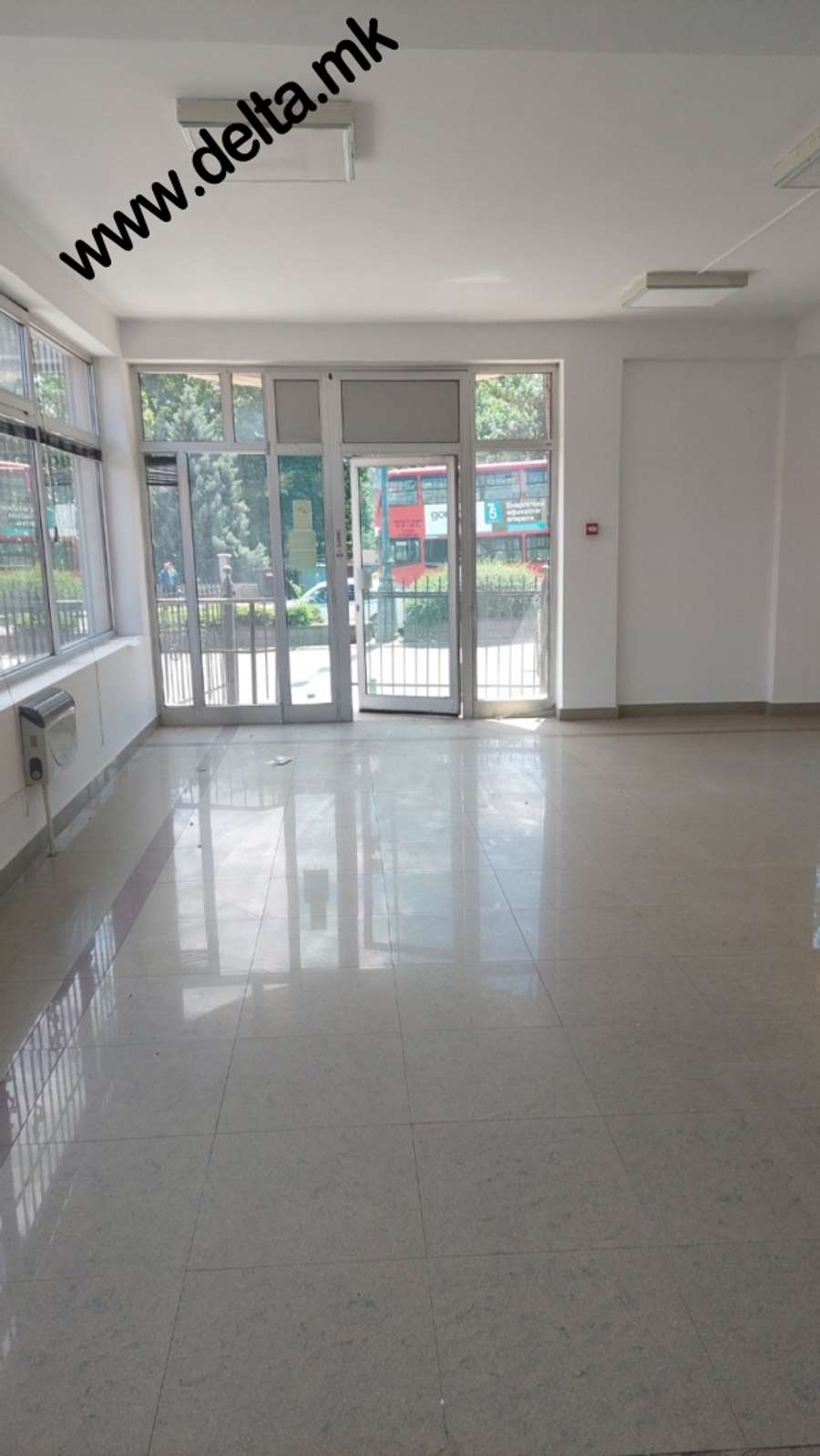 Се издава дуќан / деловен простор на атрактивна локација - 1