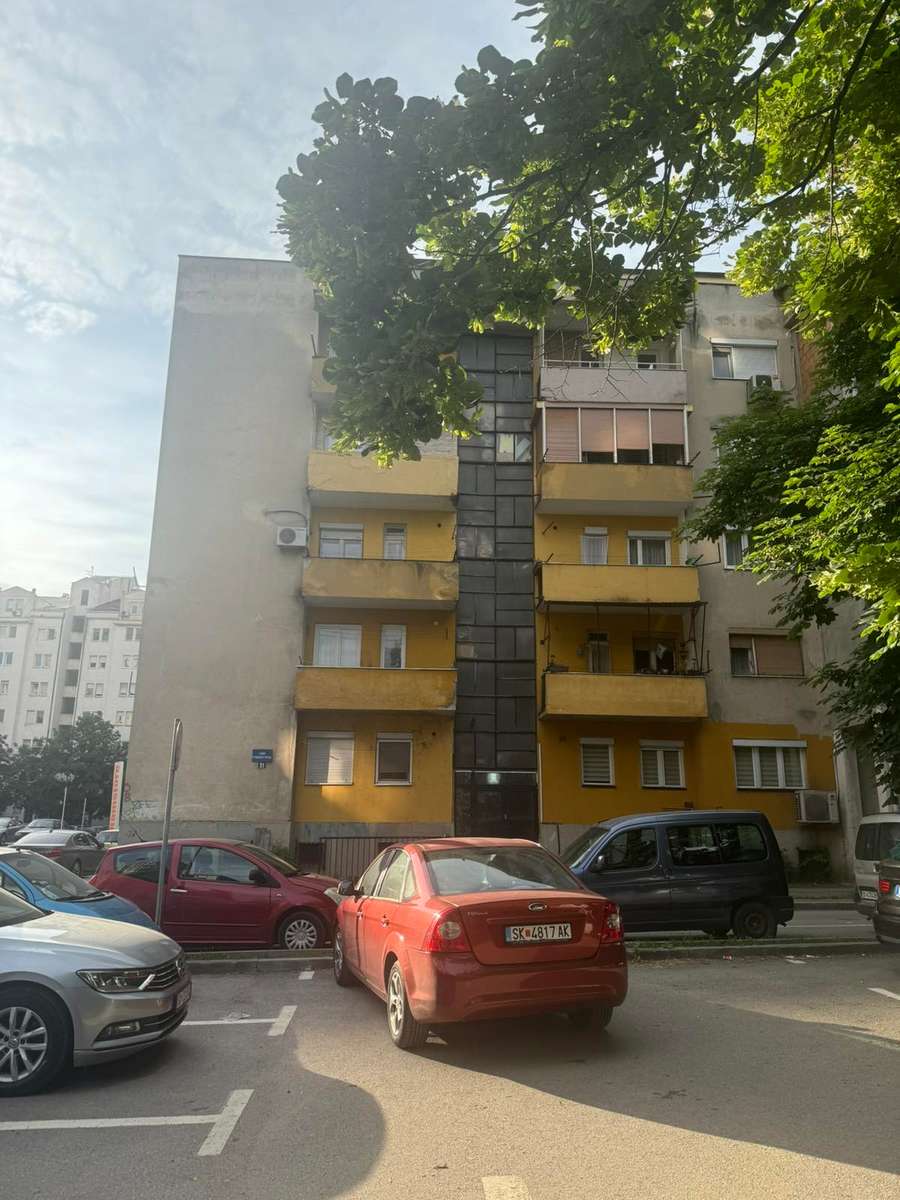 Mundësi e rrallë - Apartament me hapësirë bodrumi në Aerodrom - 1