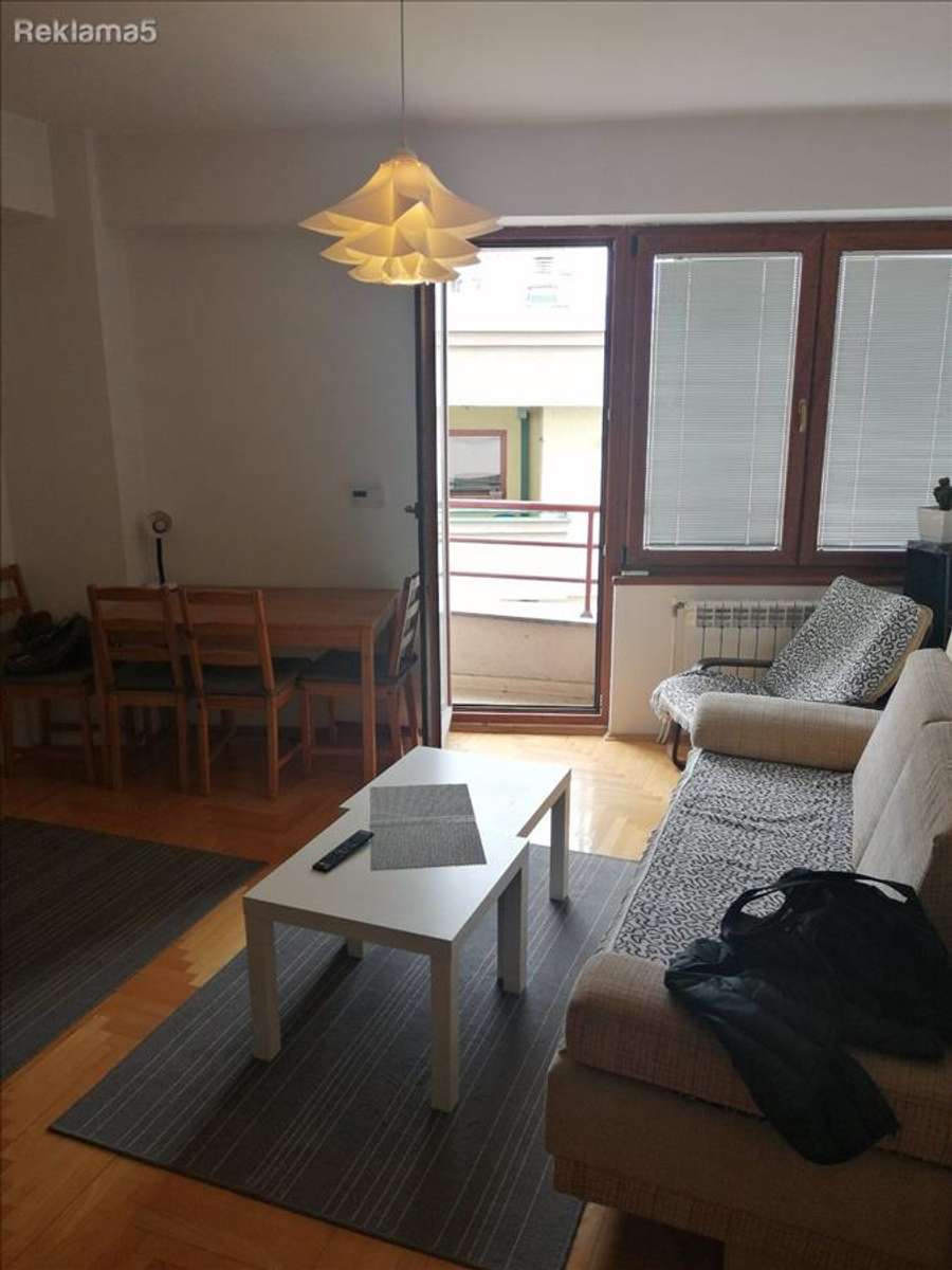 Apartament me dy dhoma gjumi për qira në Qendër, pranë farmacisë bimore - 1