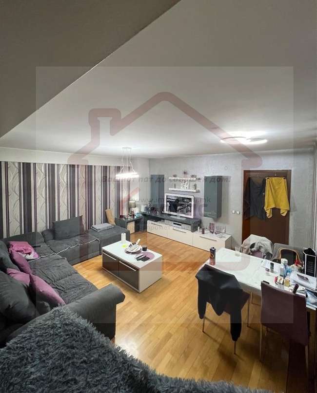 COMFORTABLE THREE-BEDROOM APARTMENT LOCATED IN THE STRICT CENTER image