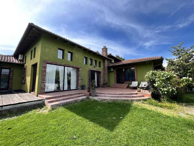 Куќа со простран зелен двор во Бардовци image