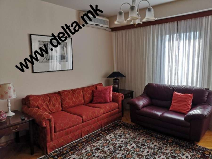 Apartament me tre dhoma gjumi të mobiluara plotësisht në Qendër - 1