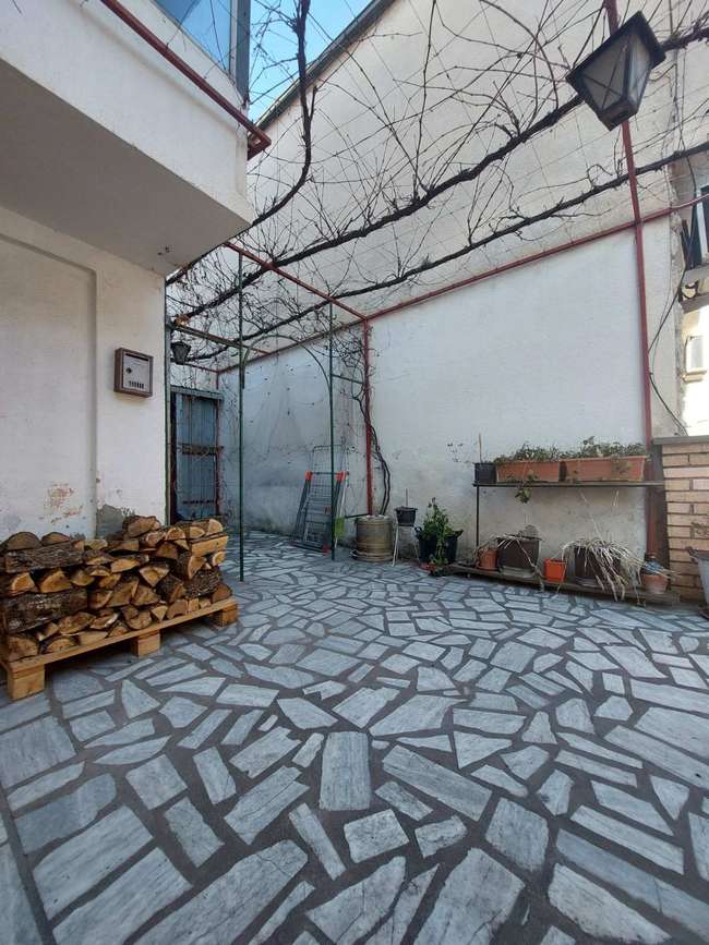 Куќа со дворно место и поглед на езеро во Варош - Охрид image