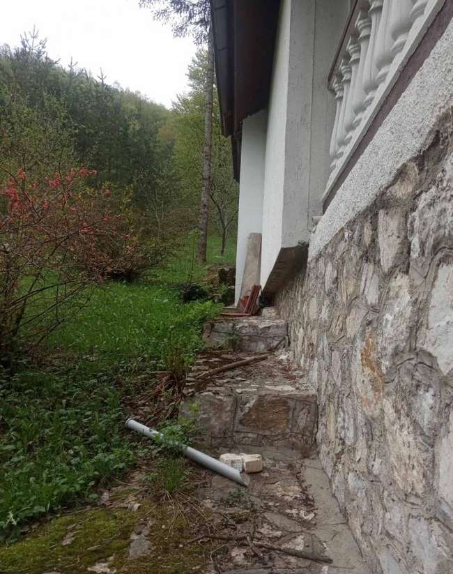 shtëpi pushimi me një oborr të madh - 3