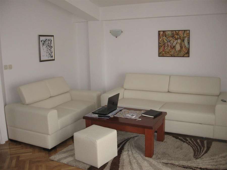 Apartament me tre dhoma në Qendër - slika 2