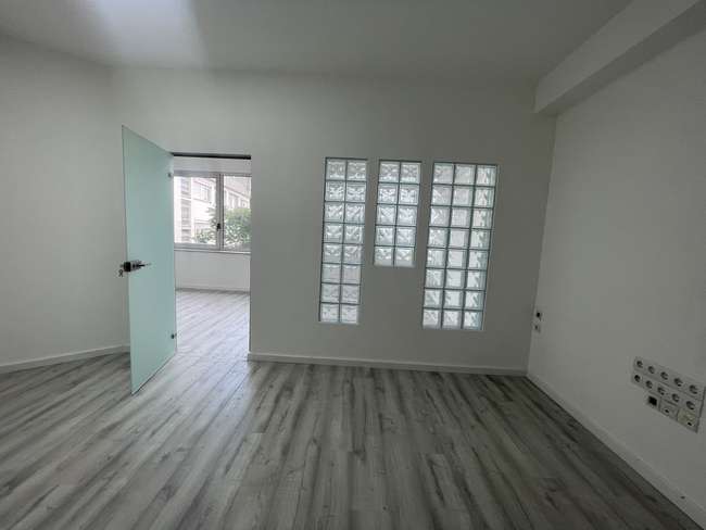 Hapësirë Zyrash 64m2 në Qendër - 2