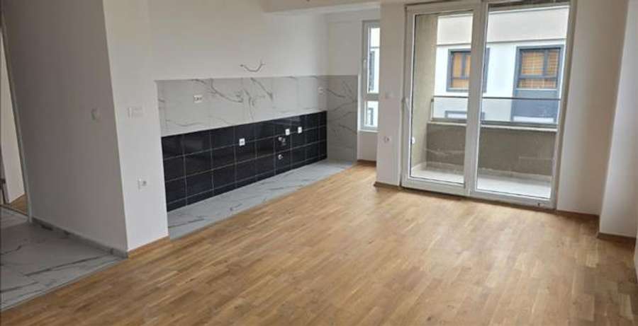 Apartament i Gjerë me 3 Dhoma Gjumie - 1