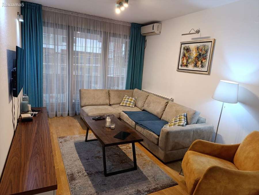 Apartament me qira në Qendër, pranë Sobornës - 1