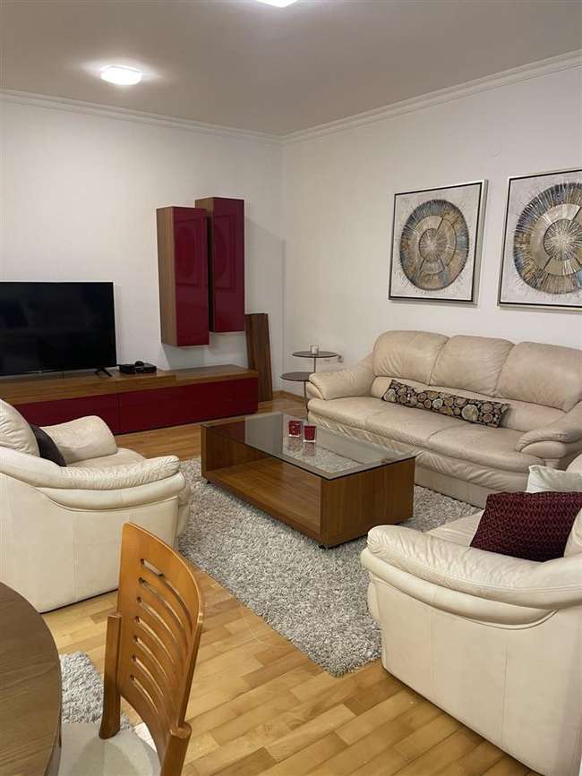 Apartament me tre dhoma gjumi për qira në Qendër, Crnicë - 2