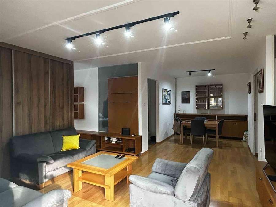 Apartament me dy dhoma për qira në qendër, Muri i Qytetit - 1
