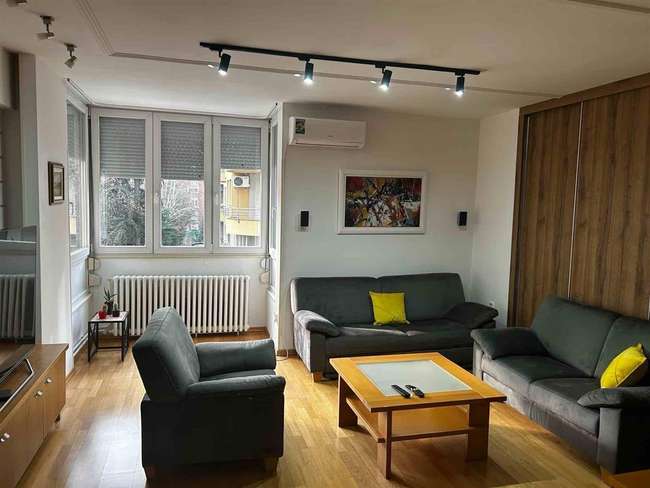Apartament me dy dhoma për qira në qendër, Muri i Qytetit - 2