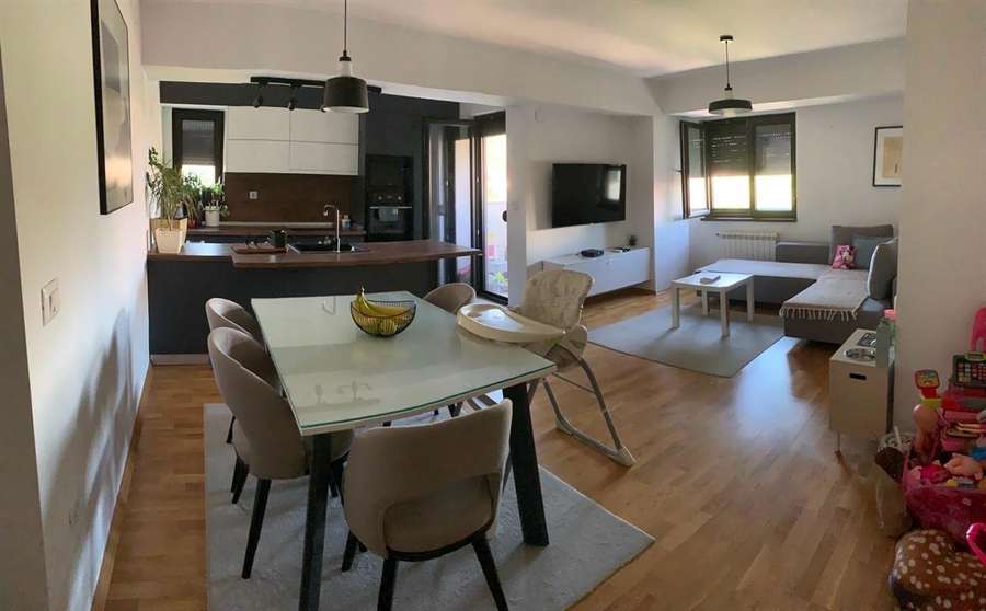Shitet apartament me dy dhoma në një ndërtesë më të re - 1