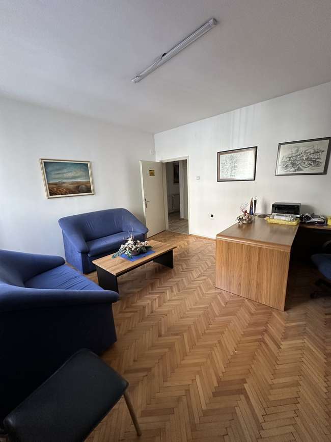 Hapësirë Tregtare 77m2 në Qendër - 2