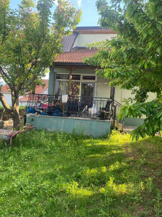 Shtëpi e Gjerë me Oborr - 2