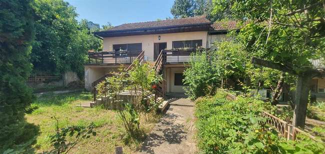 Градежна парцела со стара куќа во Црниче image