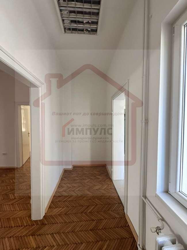 HAPËSIRË ZYRE NË LOKACION TË SHKËLQYER NË QENDËR - 2