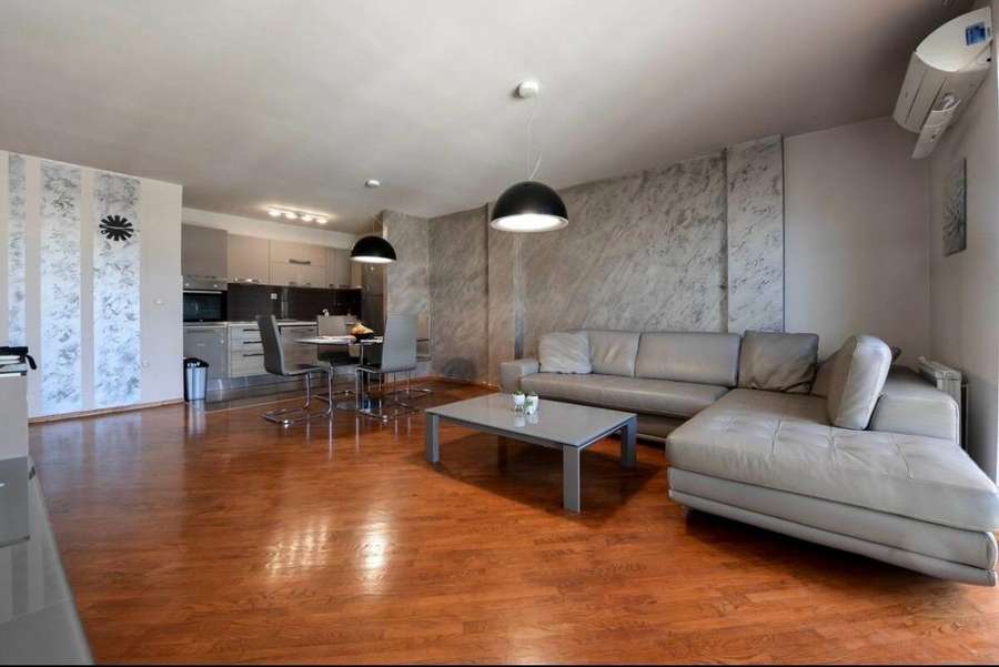 Се продава 3-собен стан кај Универзална сала - 1