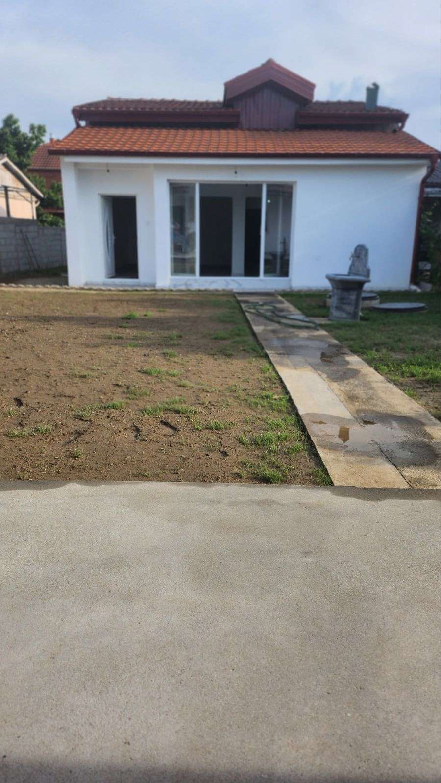 Dy shtëpi në të njëjtin oborr, Butel 1 - 1