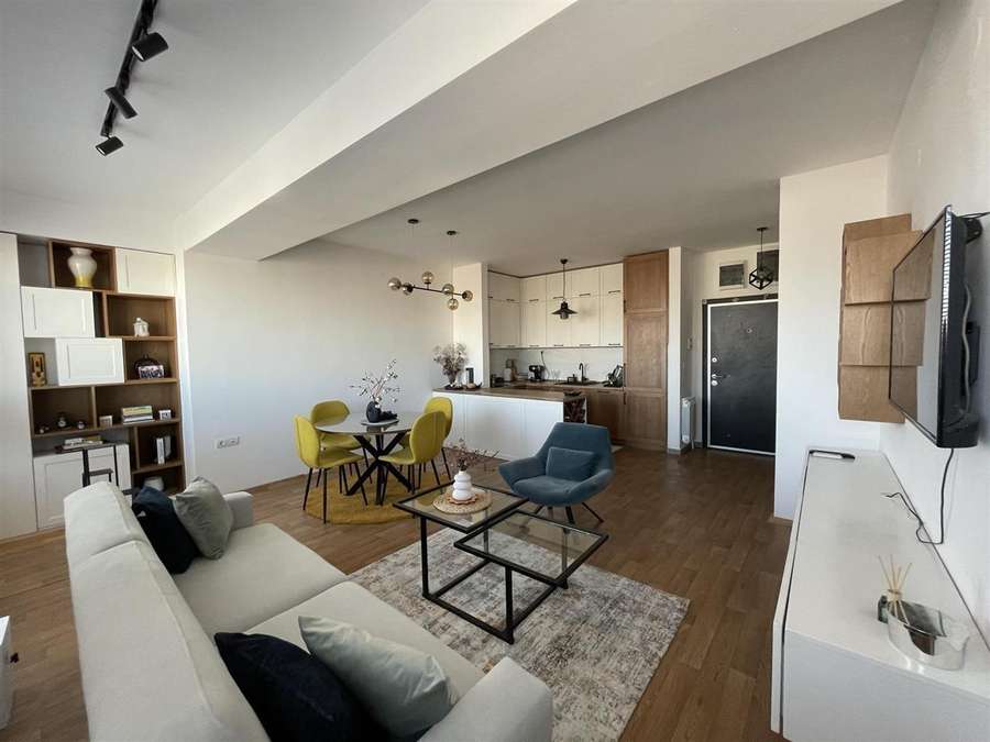 Apartament me tre dhoma gjumi për qira në Qendër përballë Stacionit të Trenit - 3