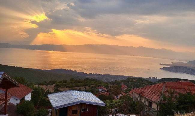 Плац со преубав поглед во Велестово image