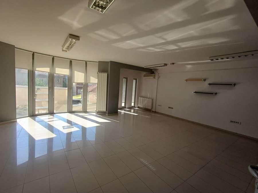Hapësirë biznesi 140m2 pranë Sallës Universale - 1