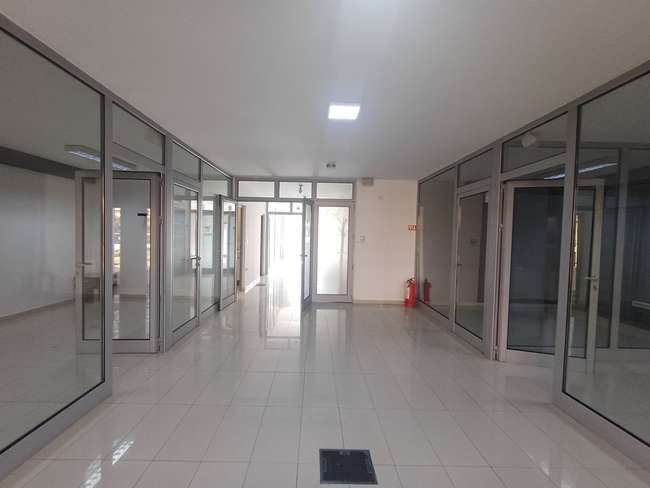 Hapësirë biznesi 140m2 pranë Sallës Universale - 3