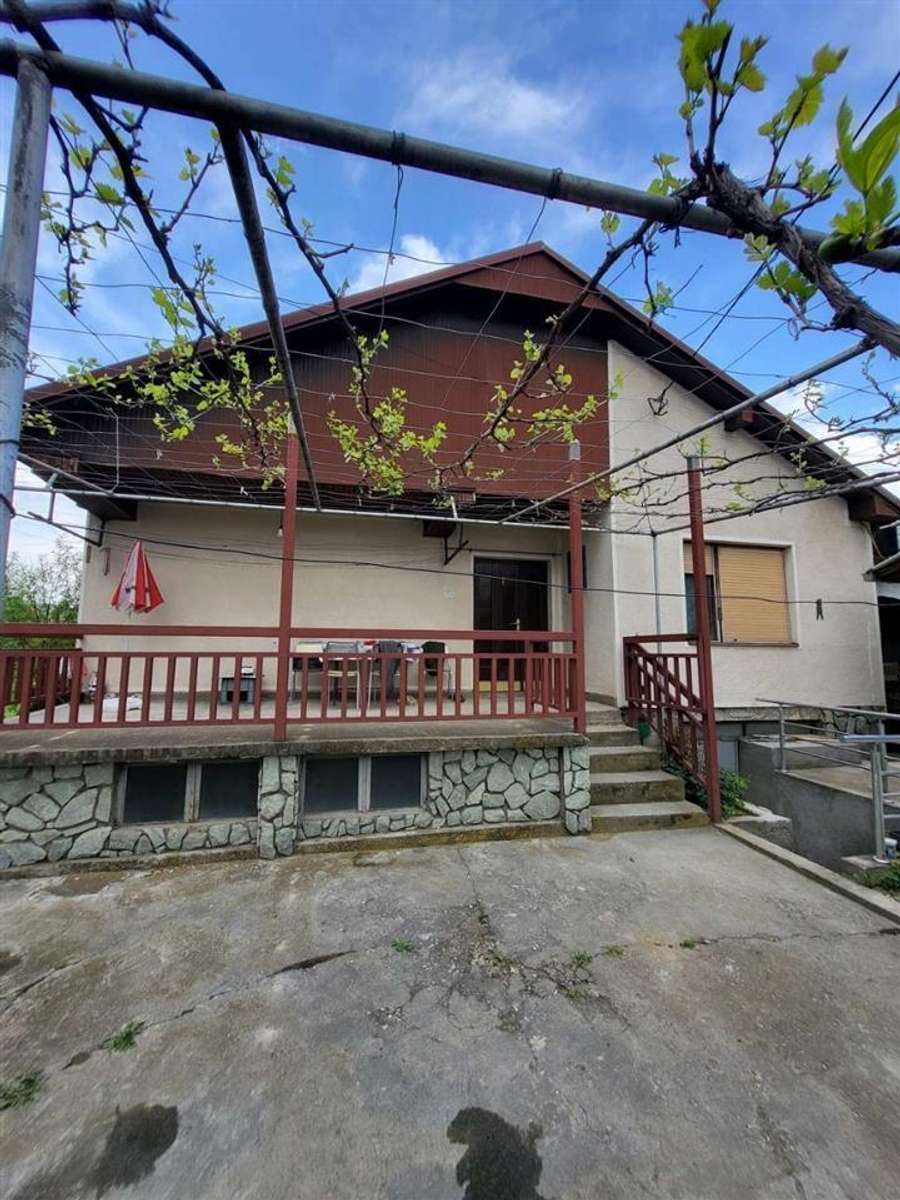 Shtëpi me parcelë shtesë - 1
