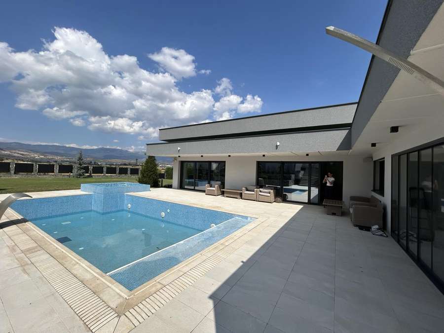 Modern House 550m2 with Pool in Bardovci - 1