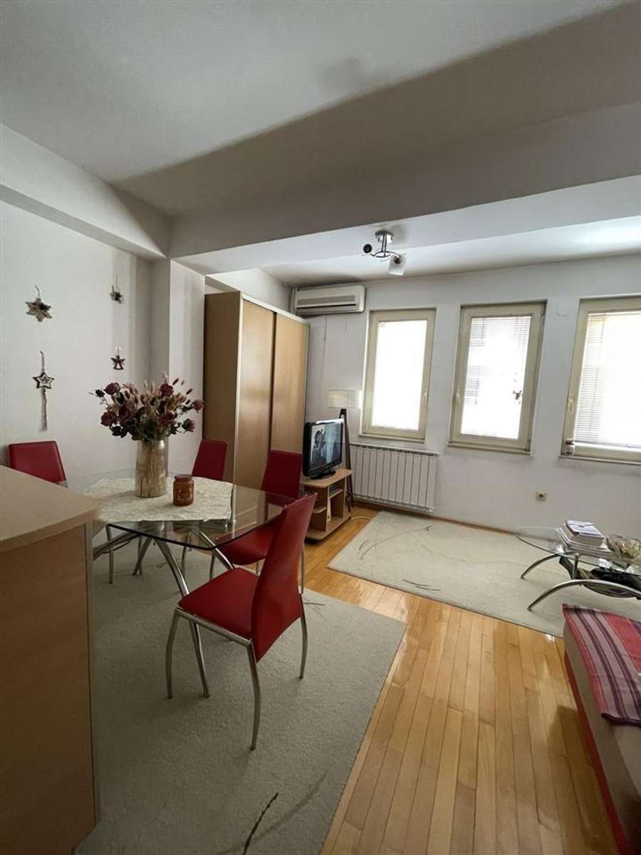 Apartament me dy dhoma gjumi në qendër, Klinika - 1
