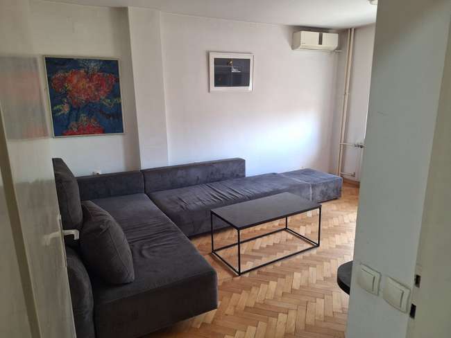 Se prodava renoviran, namesten 2-soben stan, Centar image