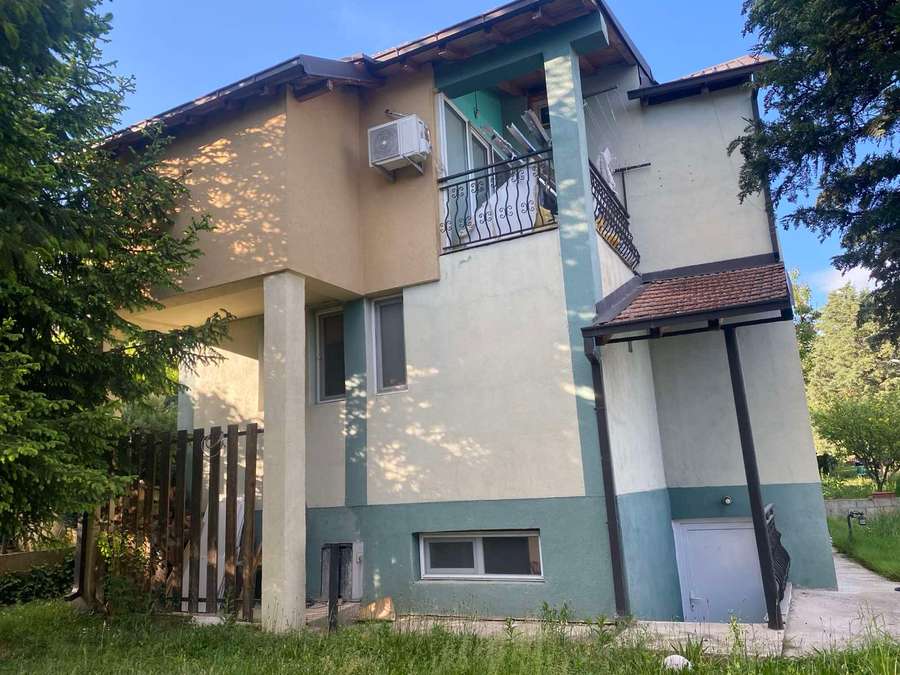 Shtëpi e Gjerë me Oborr - 1